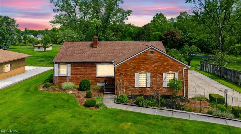 725 Chestnut Road, Seven Hills, OH - Photo 2