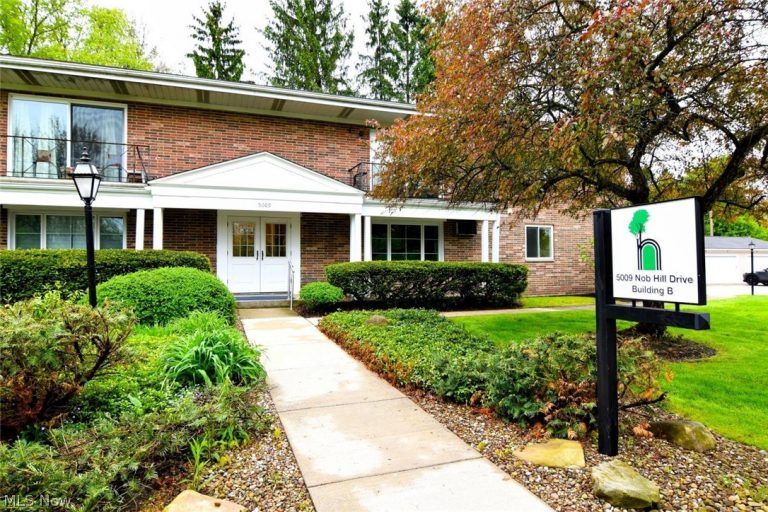 5009 Nob Hill Drive #B2, Chagrin Falls, OH, 44022