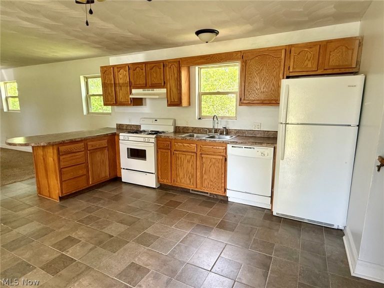 210 W Spring St, Marietta, OH - Photo 4