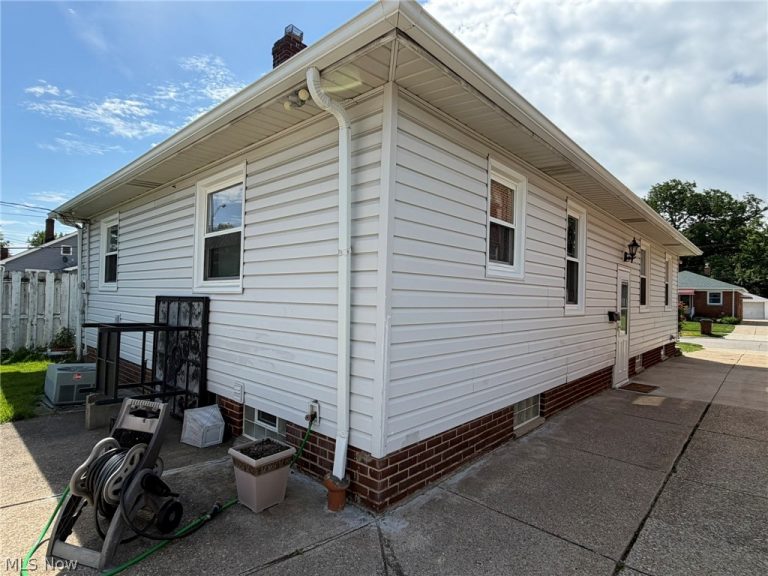 6706 Gilbert Avenue, Parma, OH - Photo 4