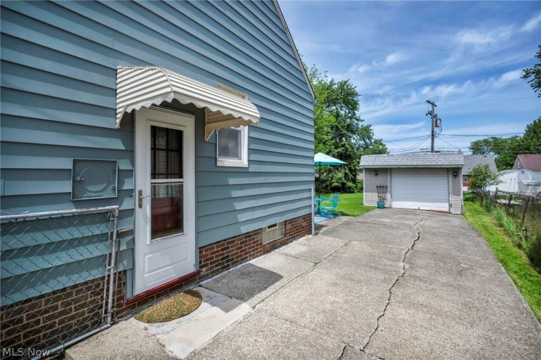 8006 Pinegrove Avenue, Parma, OH - Photo 6