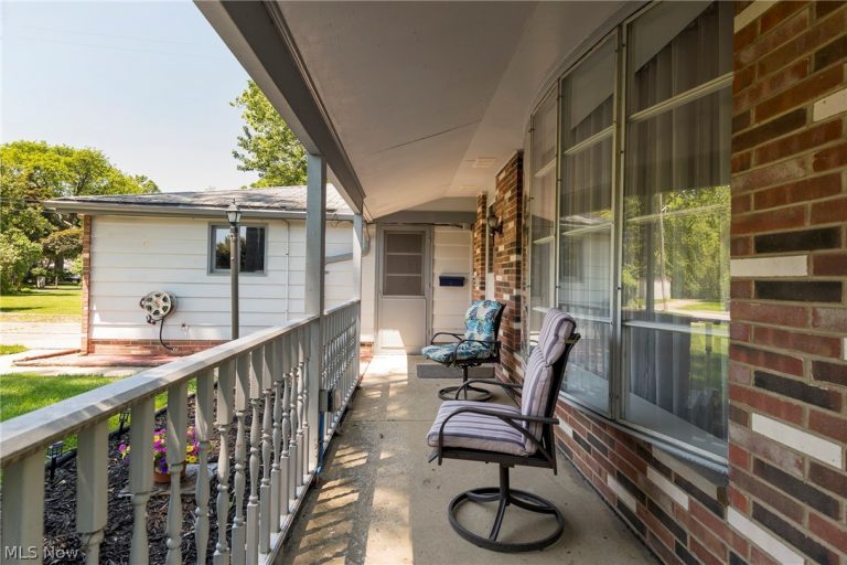23630 Carriage Lane, North Olmsted, OH - Photo 4