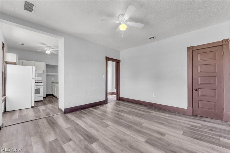 812 Lovett Place #UP, Lorain, OH - Photo 2