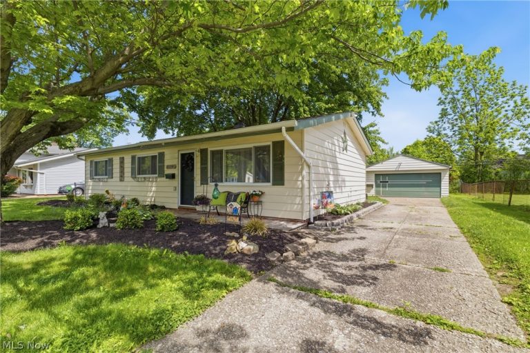 24264 Fairlawn Drive, North Olmsted, OH - Photo 2