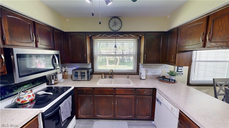318 Ingram Drive, Boardman, OH - Photo 6