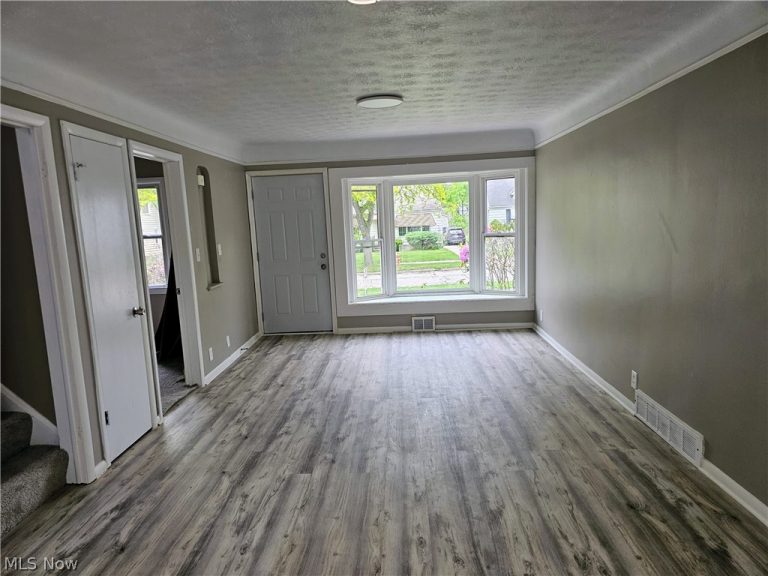 13508 Oakview Boulevard, Garfield Heights, OH - Photo 3