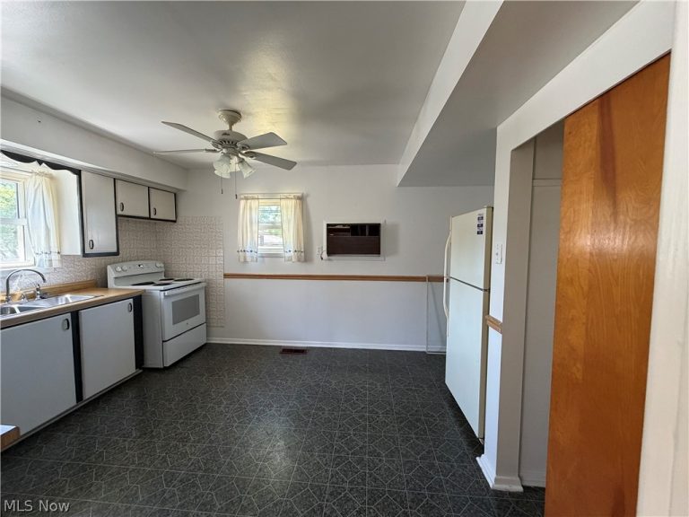 1452 Humbolt Avenue, Youngstown, OH - Photo 2