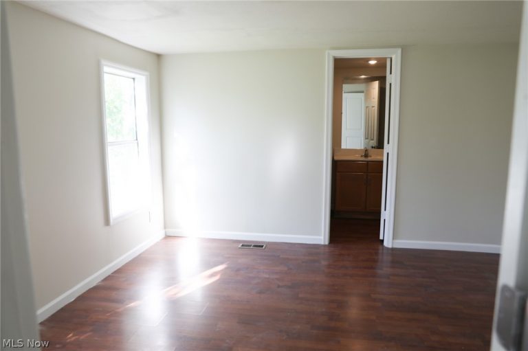 216 Young Lane, St Clairsville, OH - Photo 5
