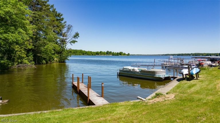 654 Pine Drive, Lake Milton, OH - Photo 8