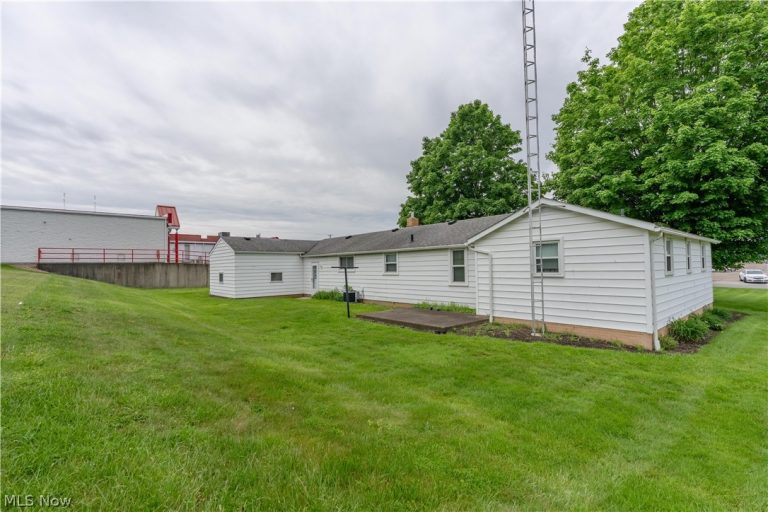 1860 Freshley Avenue, Alliance, OH - Photo 3