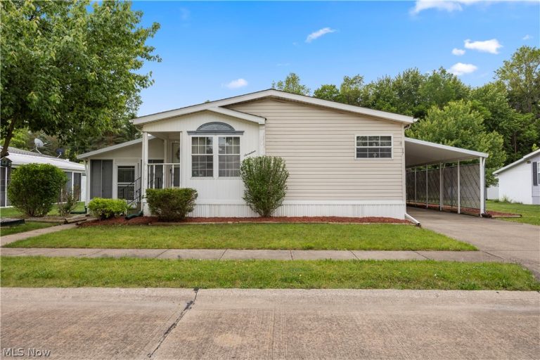 17 Schuberts Alley, Olmsted Twp, OH, 44138