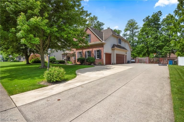 224 Sleepy Hollow Drive, Amherst, OH - Photo 2