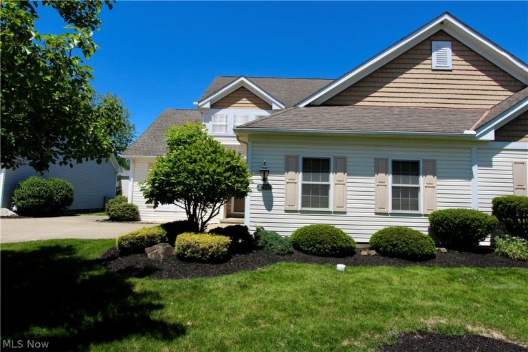 27242 Emerald Oval, Olmsted Twp, OH - Photo 2