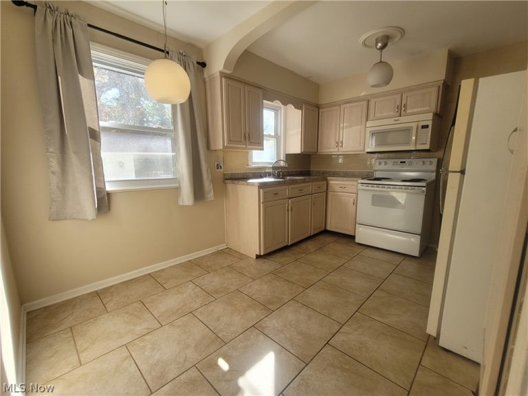 6987 Greenleaf Avenue, Parma Heights, OH - Photo 4