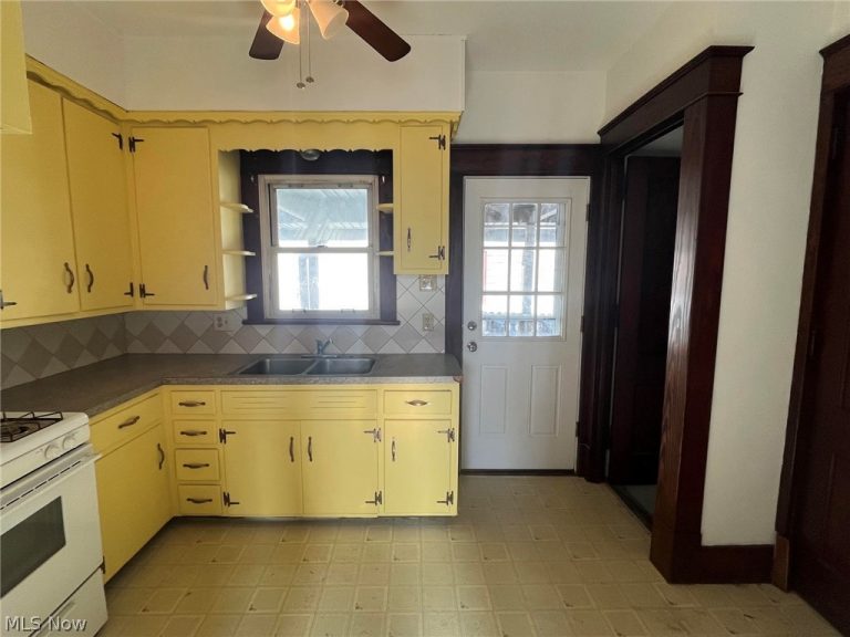 363 Spring Street, Struthers, OH - Photo 6