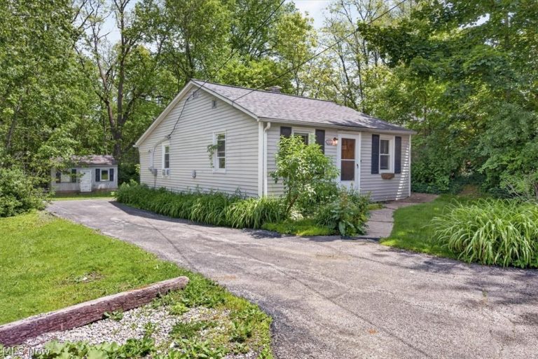 232 Chagrin Boulevard, Chagrin Falls, OH - Photo 8