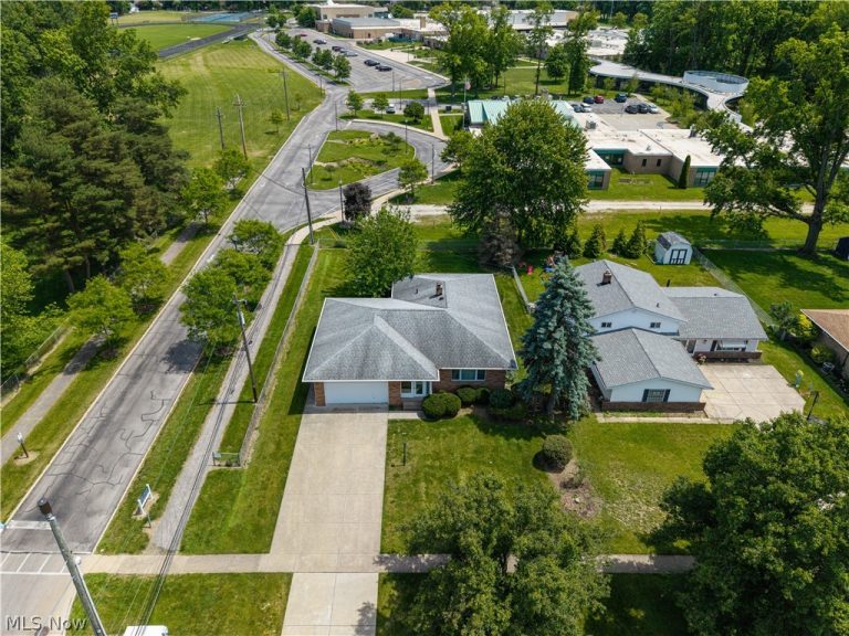 6879 Middlebrook Boulevard, Middleburg Heights, OH - Photo 2