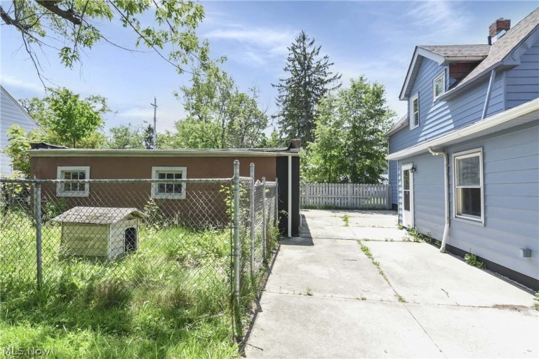 15413 Raymond Street, Maple Heights, OH - Photo 8