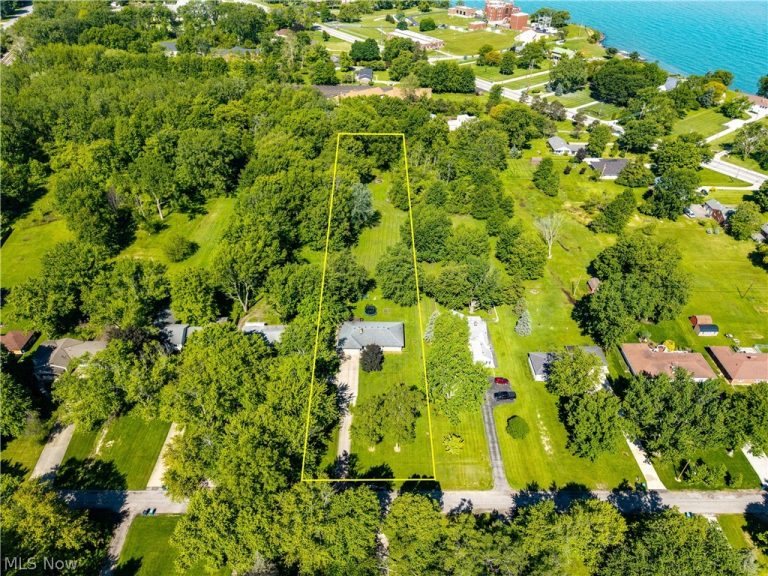 1908 Wallace Lane, Lorain, OH - Photo 2