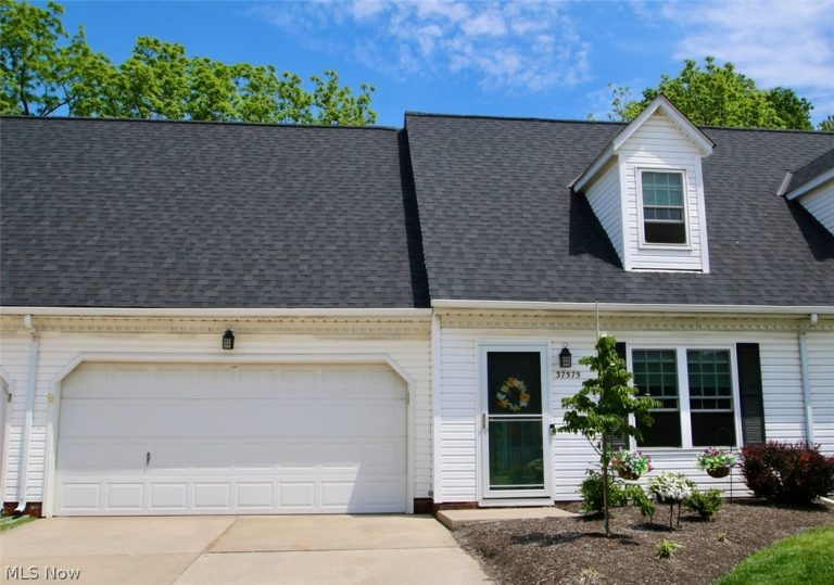 37575 Ocean Reef, Willoughby, OH - Photo 2