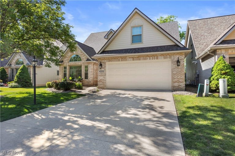 22669 Melissa Lane, Strongsville, OH - Photo 2