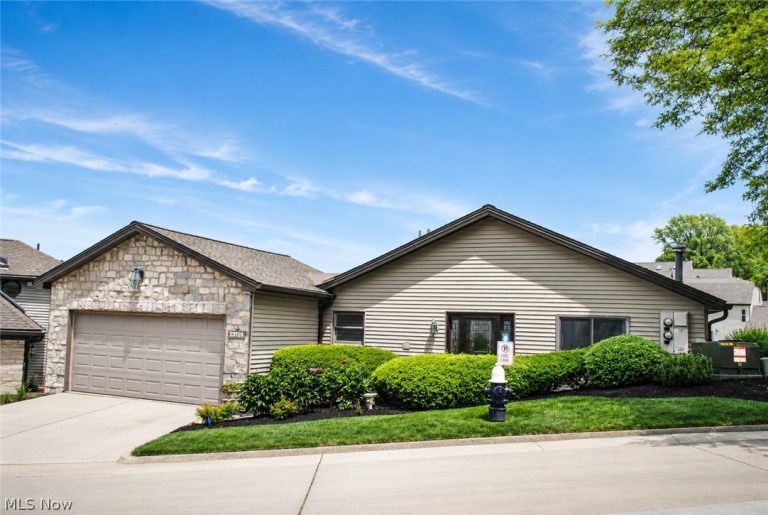 23128 Roberts Run, Bay Village, OH - Photo 2