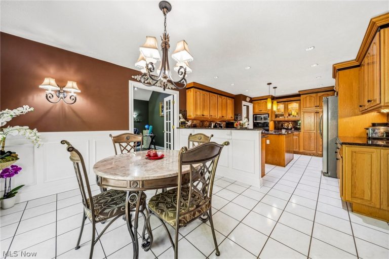 10600 Locust Grove Drive, Chardon, OH - Photo 8