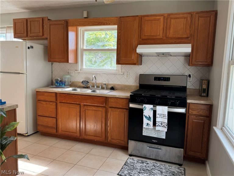 1572 Woodrow Avenue, Mayfield Heights, OH - Photo 3
