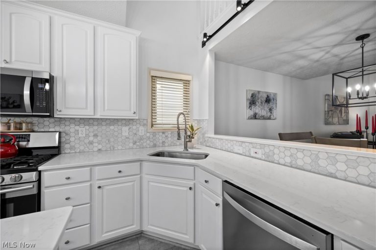 22669 Melissa Lane, Strongsville, OH - Photo 5