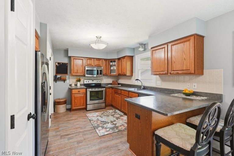 17357 Andras Drive, Walton Hills, OH - Photo 6
