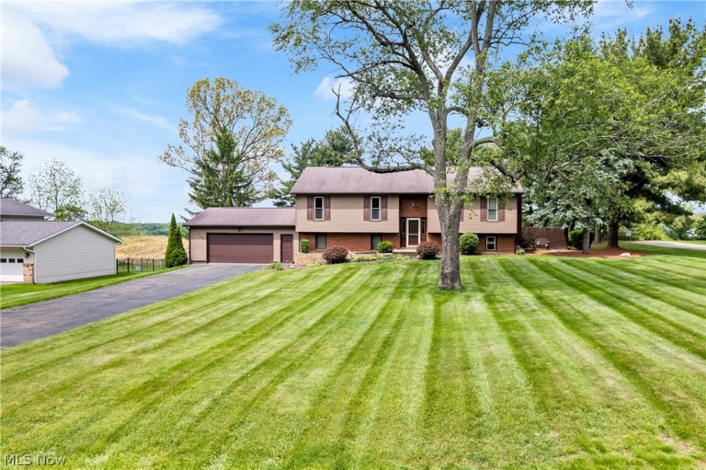 11033 Santa Fe Trail, Hartville, OH