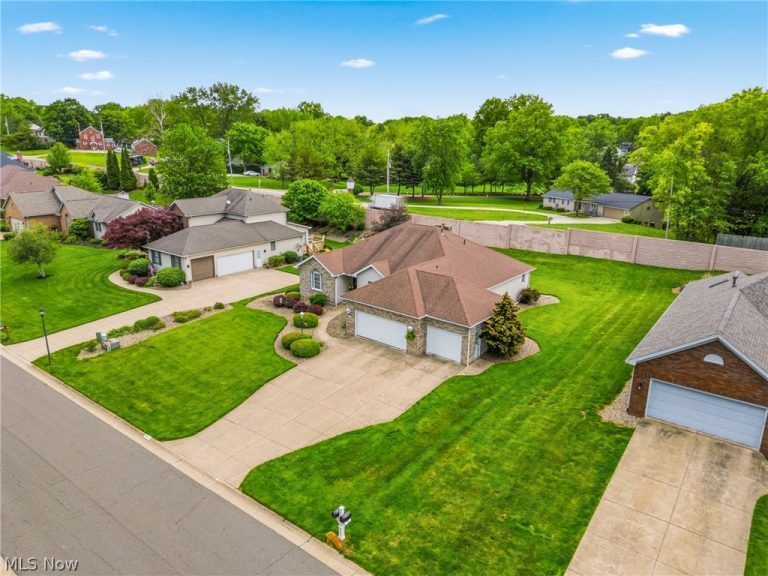 6862 Red Deer Circle, Canton, OH - Photo 4