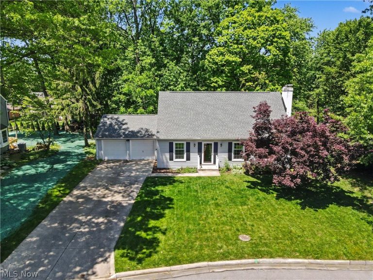 2920 Carters Grove Road, Cuyahoga Falls, OH - Photo 2