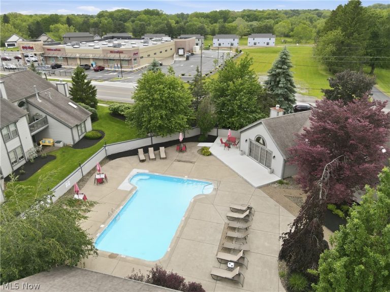 127 Bayshore Drive, Columbiana, OH - Photo 2