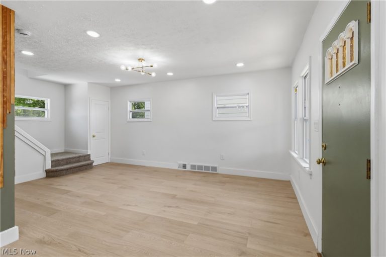 18815 Arrowhead Avenue, Cleveland, OH - Photo 6
