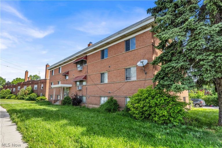 2537 Noble Road #201, Cleveland Heights, OH - Photo 2