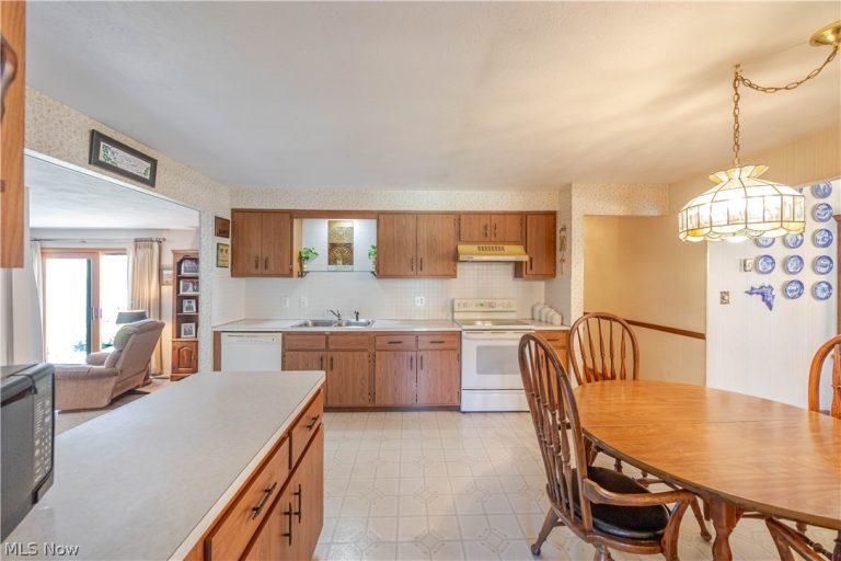 13899 Chippewa Trail, Middleburg Heights, OH - Photo 5