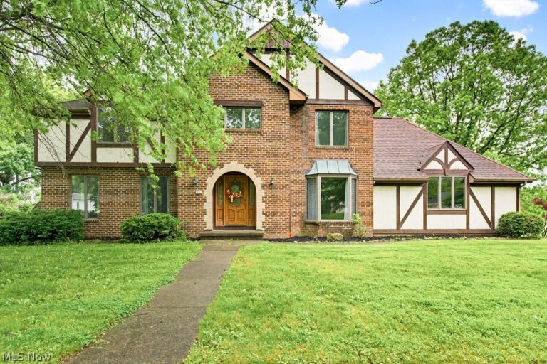 951 Azalea Boulevard, Barberton, OH, 44203