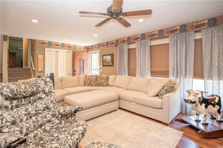 8026 Garnet Avenue, Canton, OH - Photo 6