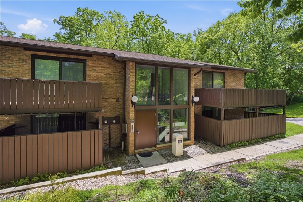 6895 Carriage Hill Drive, Brecksville, OH
