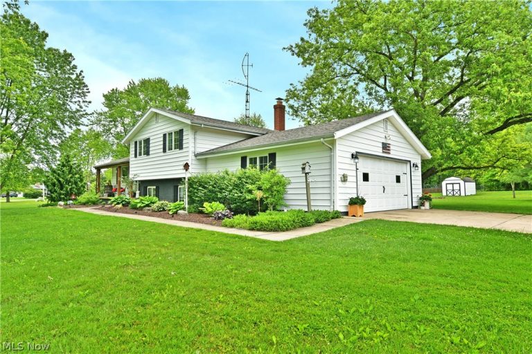 7198 Oak Hill Drive, West Farmington, OH - Photo 2