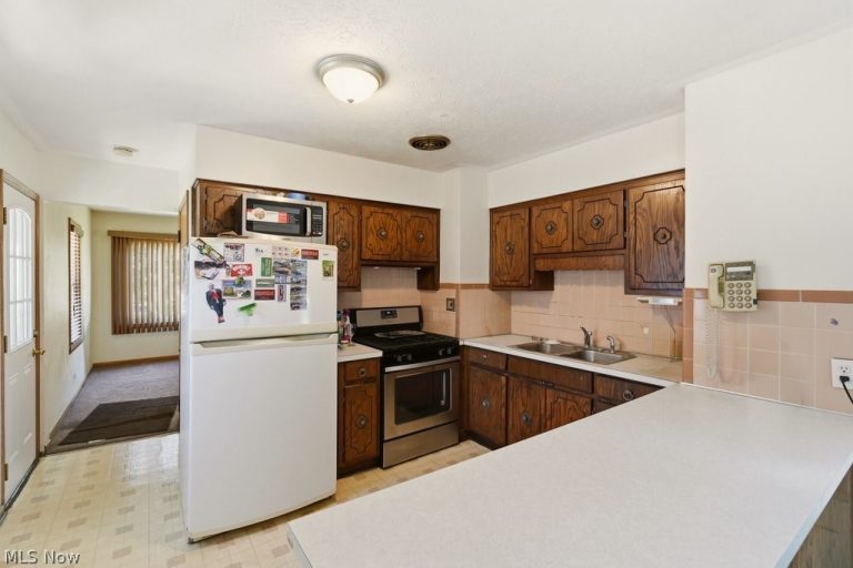 744 Utica Avenue, Akron, OH - Photo 8