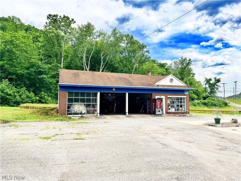 300 Pennsylvania Avenue, Weirton, WV, 26056