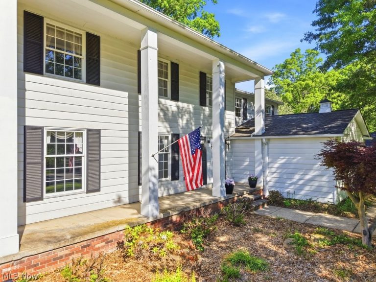 8700 Bradford Lane, Brecksville, OH - Photo 2