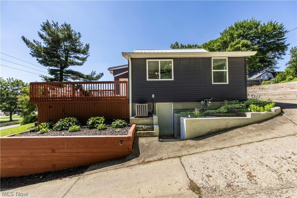 590 Pear Drive, Akron, OH