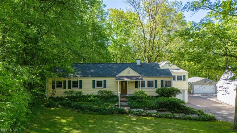 8253 Summit Drive, Chagrin Falls, OH - Photo 2