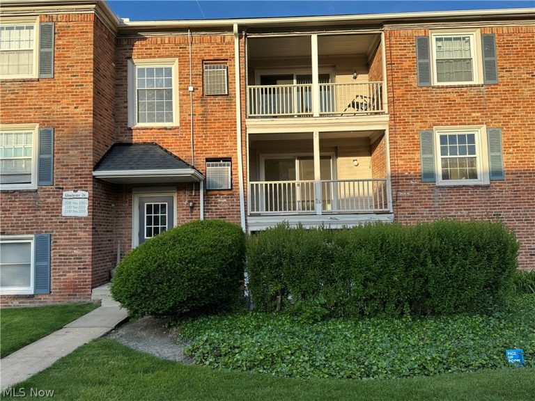 2222 Glouchester Drive #2222, Lyndhurst, OH - Photo 3