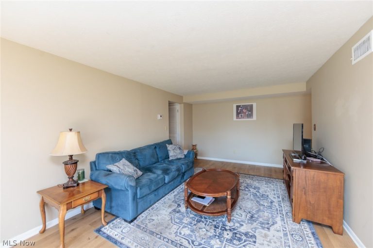 21841 River Oaks Drive #B5, Rocky River, OH - Photo 4