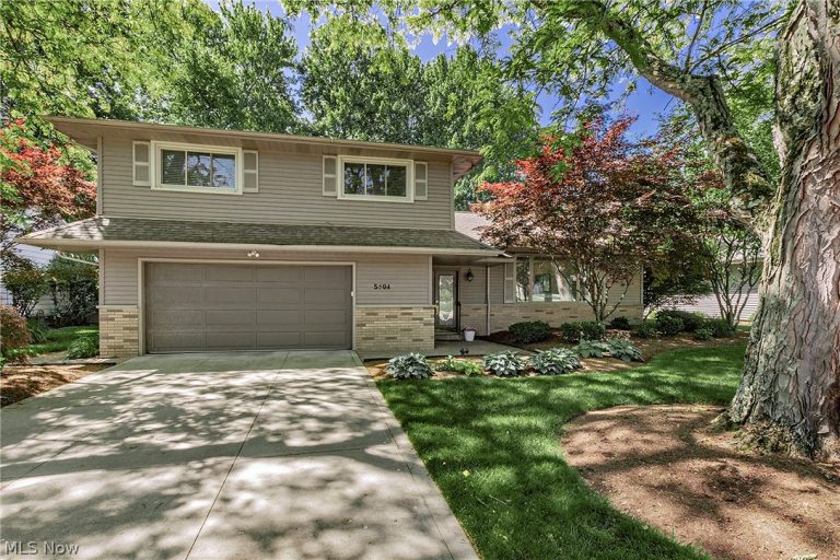 5504 Lansbury Lane, Lyndhurst, OH - Photo 2