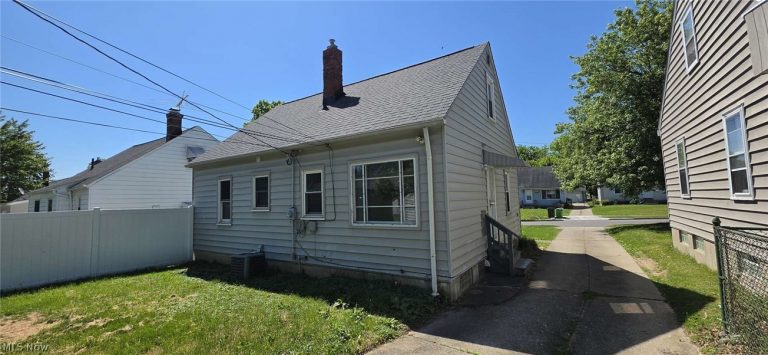 12605 Shady Oak Boulevard, Garfield Heights, OH - Photo 3